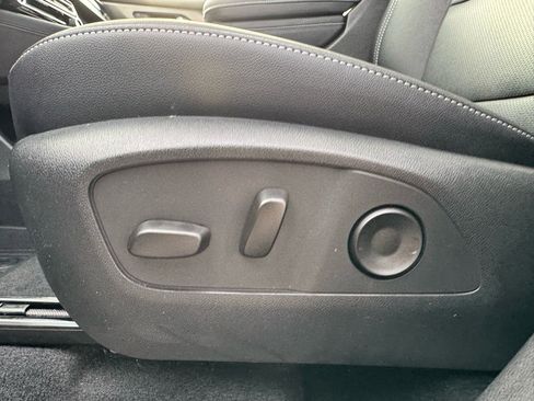 Used 2025 Chevrolet Traverse LT w/ Sun and Wheel Package image 18