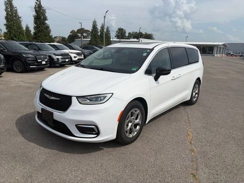 Used 2024 Chrysler Pacifica Limited w/ Trailer Tow Group FWD image 2