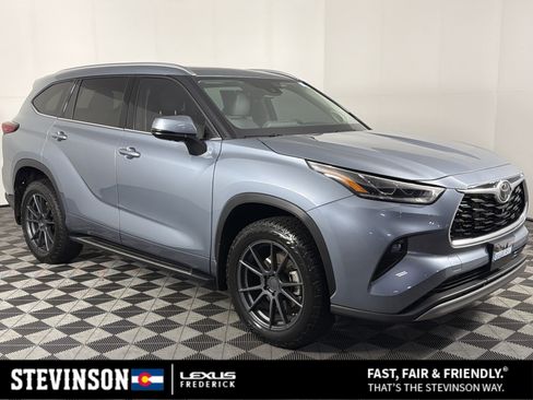 Used 2022 Toyota Highlander Platinum AWD/4WD image 1