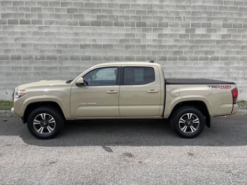 Used 2018 Toyota Tacoma TRD Sport w/ Technology Package AWD/4WD image 9