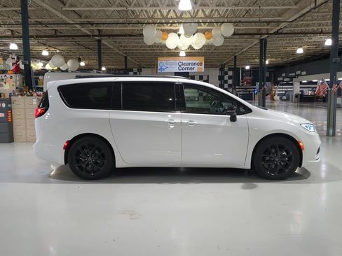 Used 2025 Chrysler Pacifica Limited FWD image 7