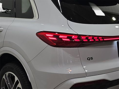 New 2025 Audi Q5 2.0T Premium image 35