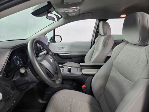 Used 2025 Toyota Sienna LE image 13