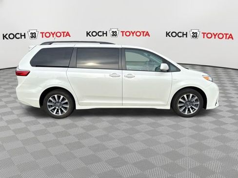 Used 2020 Toyota Sienna XLE w/ XLE Navigation Package image 9