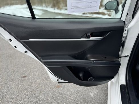 Used 2024 Toyota Camry SE image 11