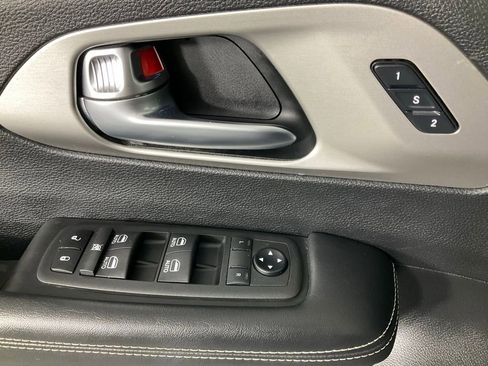 Used 2021 Chrysler Pacifica Limited w/ Uconnect Theater Family Group image 15