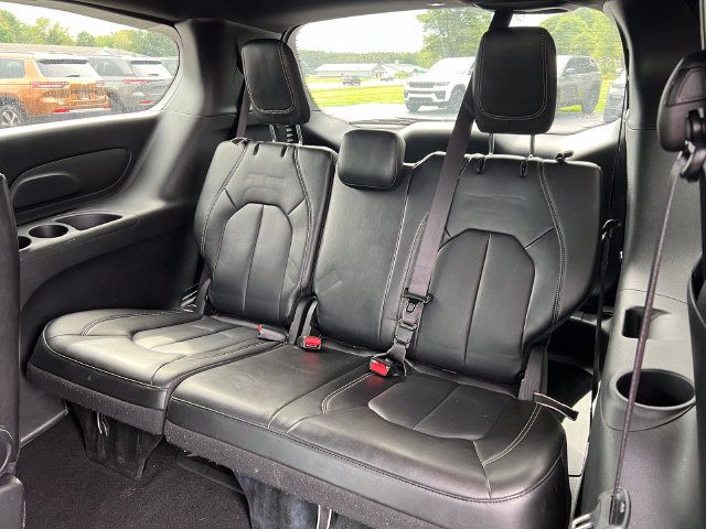 Used 2025 Chrysler Pacifica Select FWD image 6