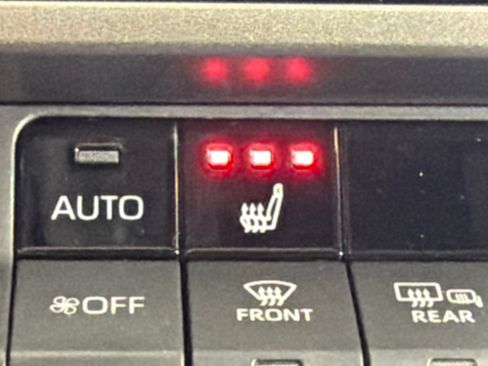 Used 2025 Toyota Camry XLE FWD image 31