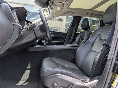 Used 2019 Volvo XC60 T5 Momentum FWD image 2
