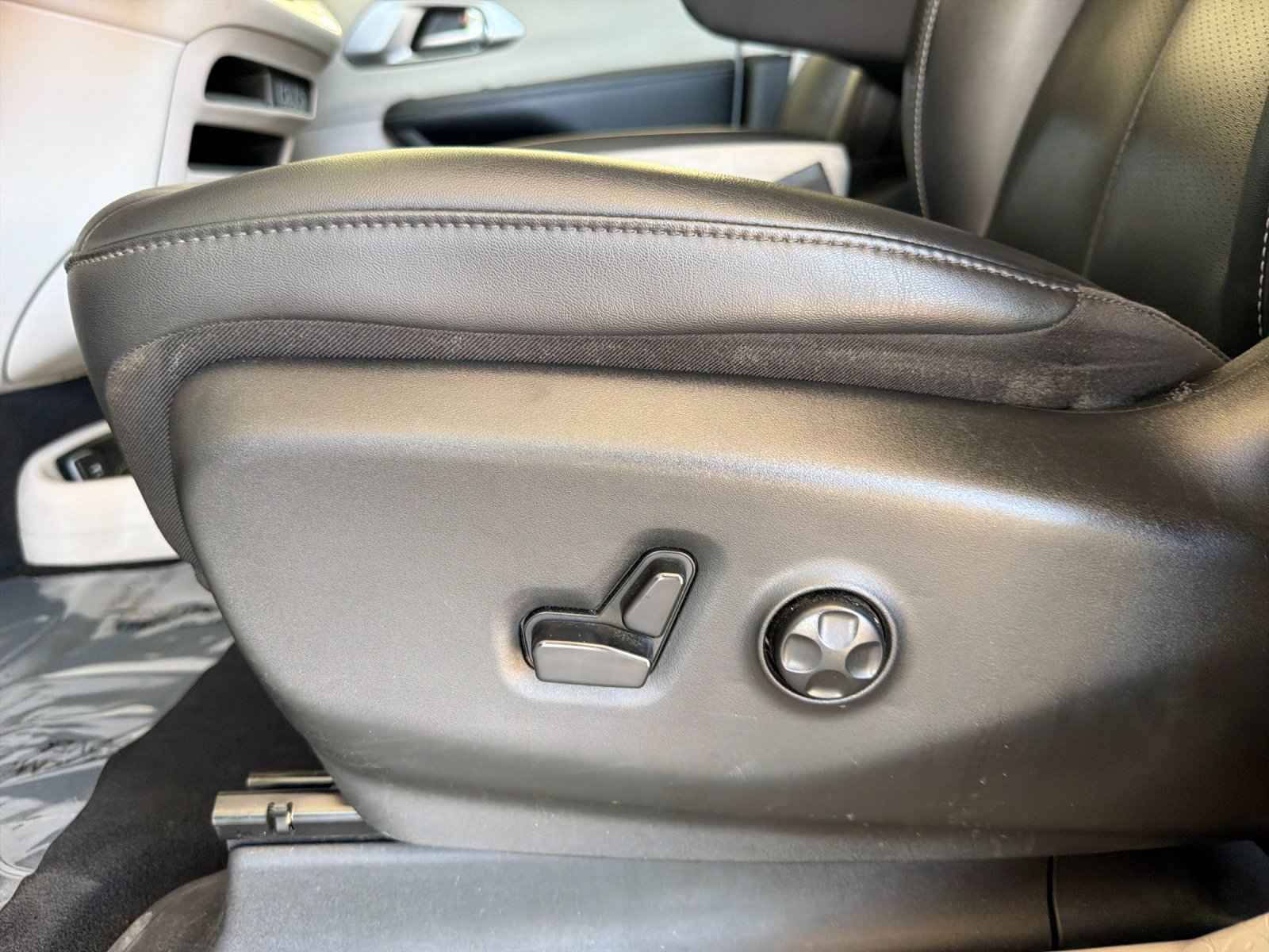 Used 2024 Chrysler Pacifica Touring-L FWD image 13