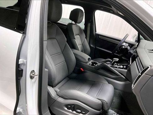 Used 2023 Porsche Cayenne Platinum Edition image 30