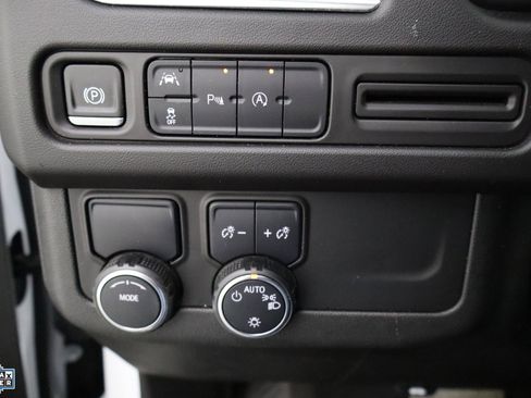 Used 2024 Chevrolet Suburban LT image 13