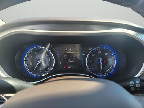 Used 2018 Chrysler Pacifica Touring-L FWD image 13