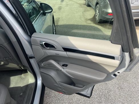 Used 2014 Porsche Cayenne S w/ Basic Package image 17
