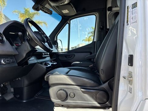 Used 2025 Mercedes-Benz Sprinter 2500 image 15