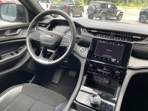 Used 2025 Jeep Grand Cherokee Altitude RWD image 27