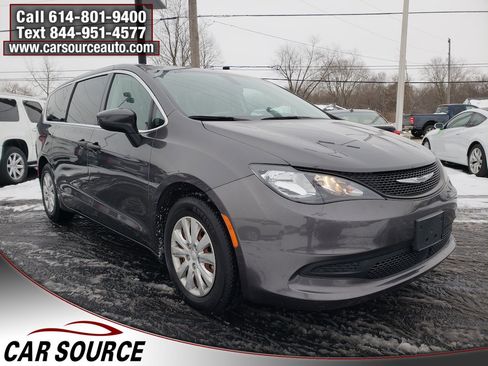 Used 2021 Chrysler Voyager L image 3