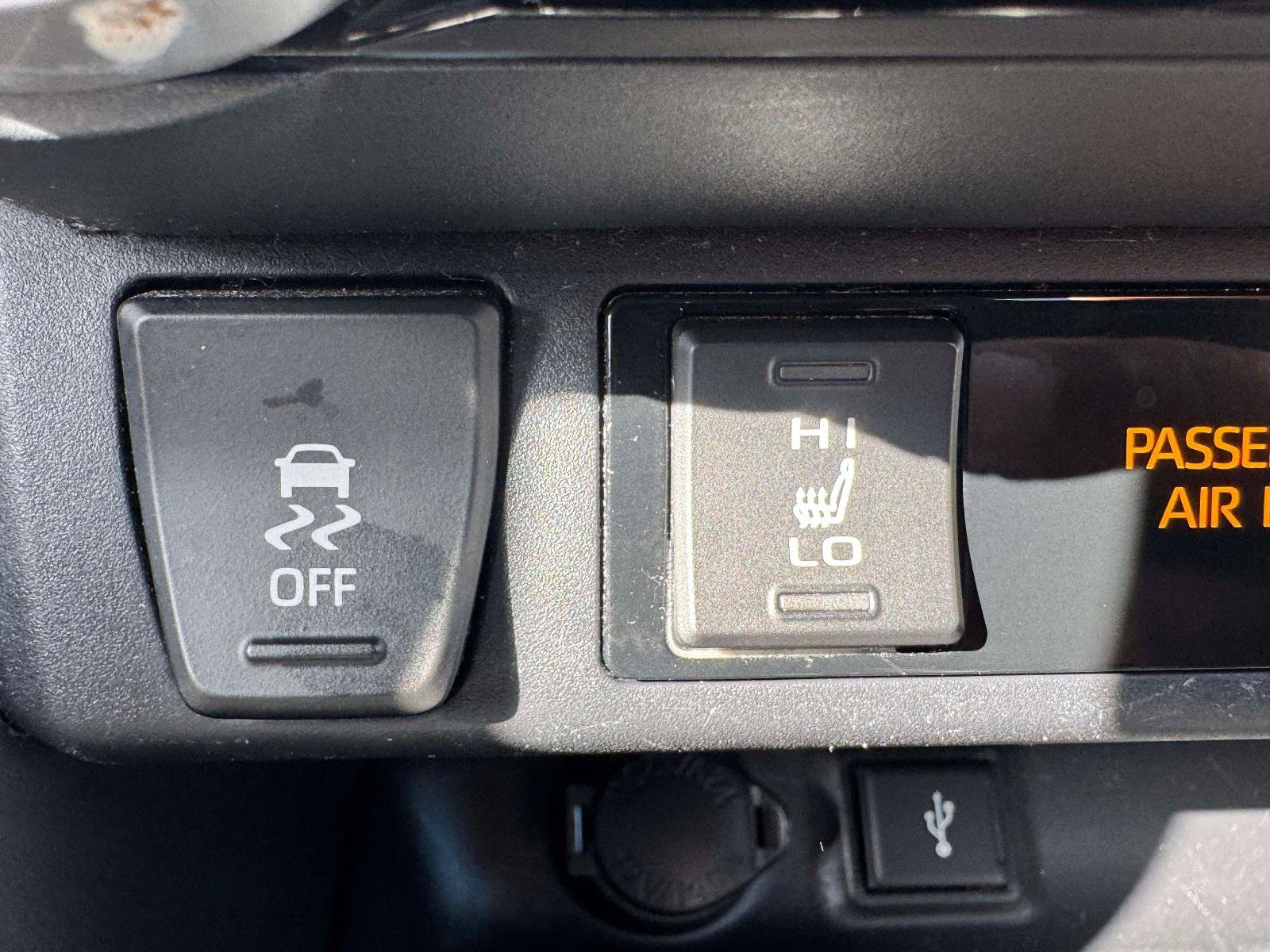 Used 2020 Toyota RAV4 XLE w/ Convenience Package AWD/4WD image 30