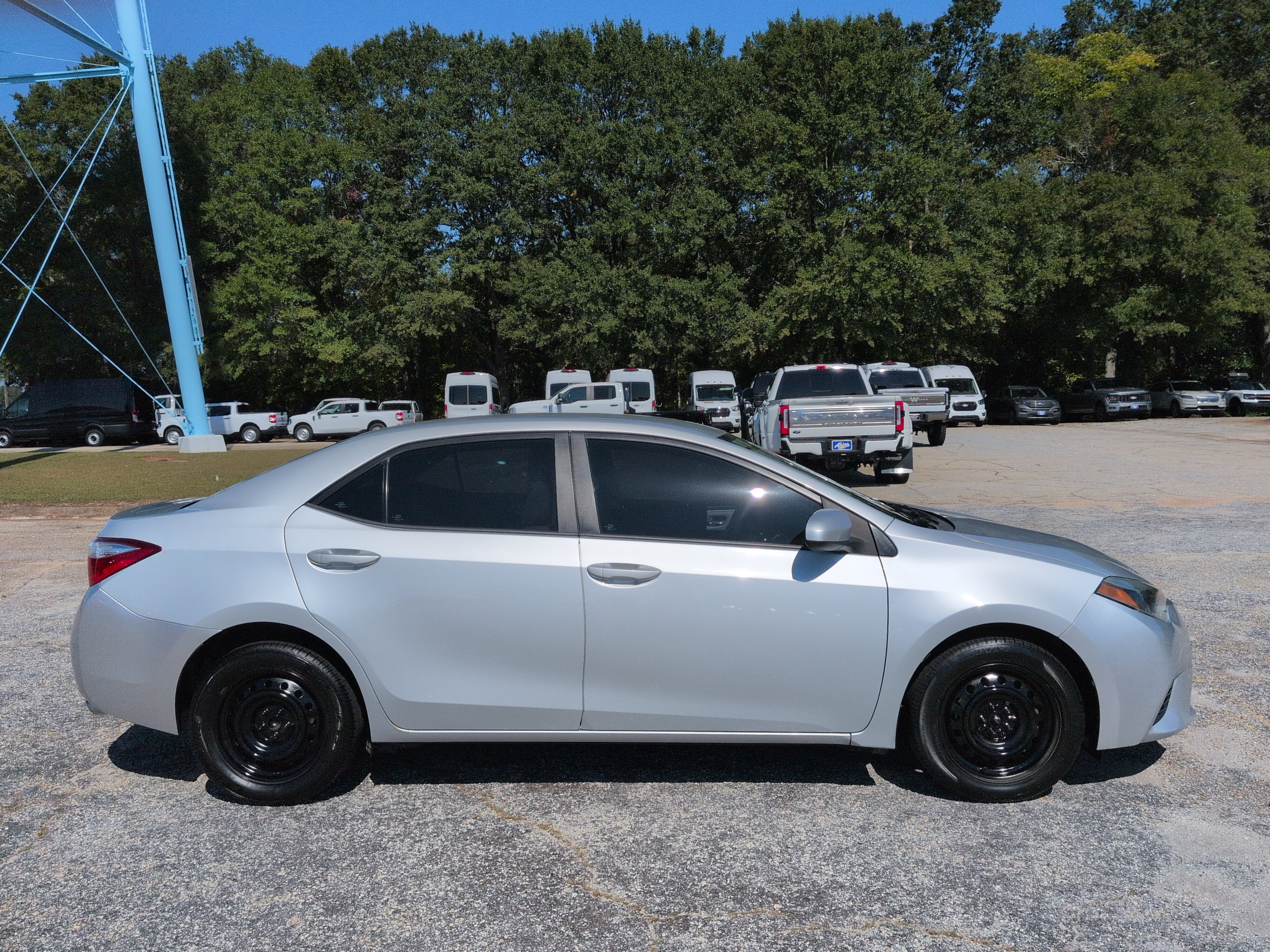 Used 2016 Toyota Corolla LE FWD image 2