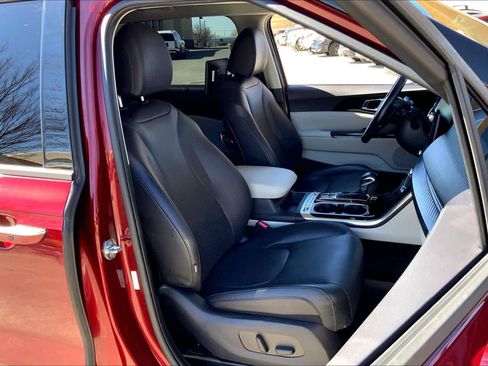 Used 2022 Kia Carnival SX Prestige image 9