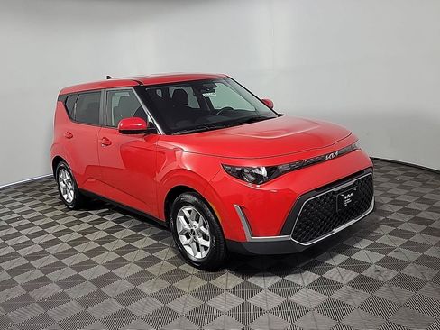Used 2023 Kia Soul LX w/ LX Technology Package FWD image 1