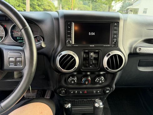 Used 2017 Jeep Wrangler Unlimited Sahara w/ Connectivity Group AWD/4WD image 17