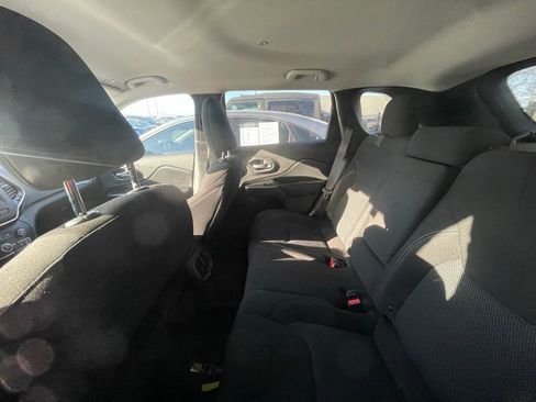 Used 2019 Jeep Cherokee Latitude w/ Popular Appearance Group image 5