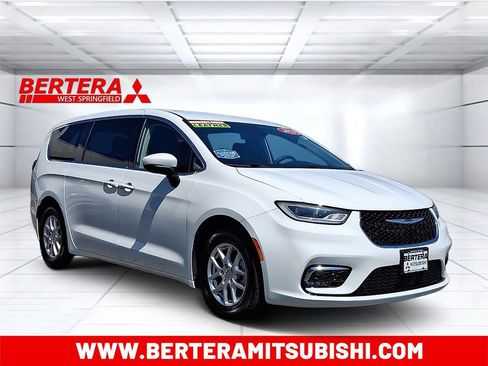 Used 2023 Chrysler Pacifica Touring-L FWD image 1