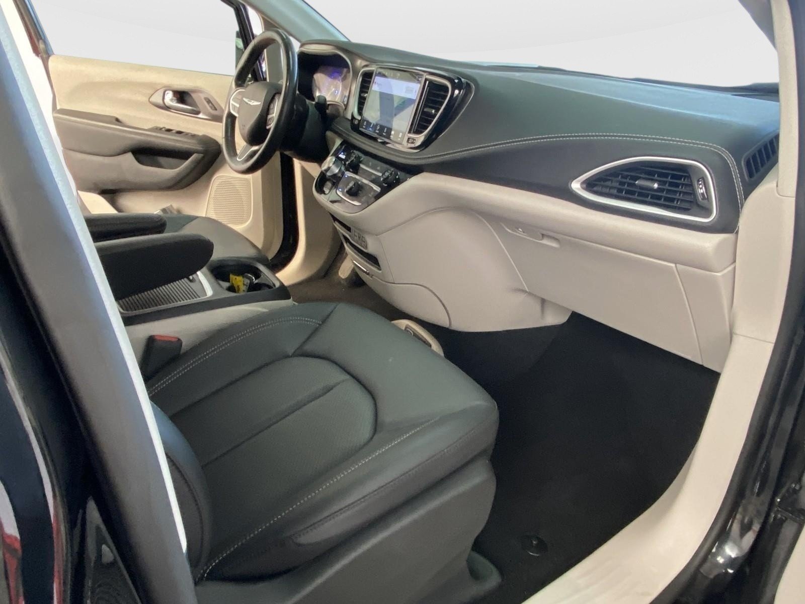 Used 2024 Chrysler Pacifica Touring-L FWD image 8