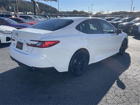 Used 2025 Toyota Camry SE image 4