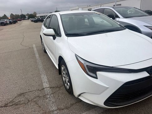 Used 2025 Toyota Corolla LE FWD image 3
