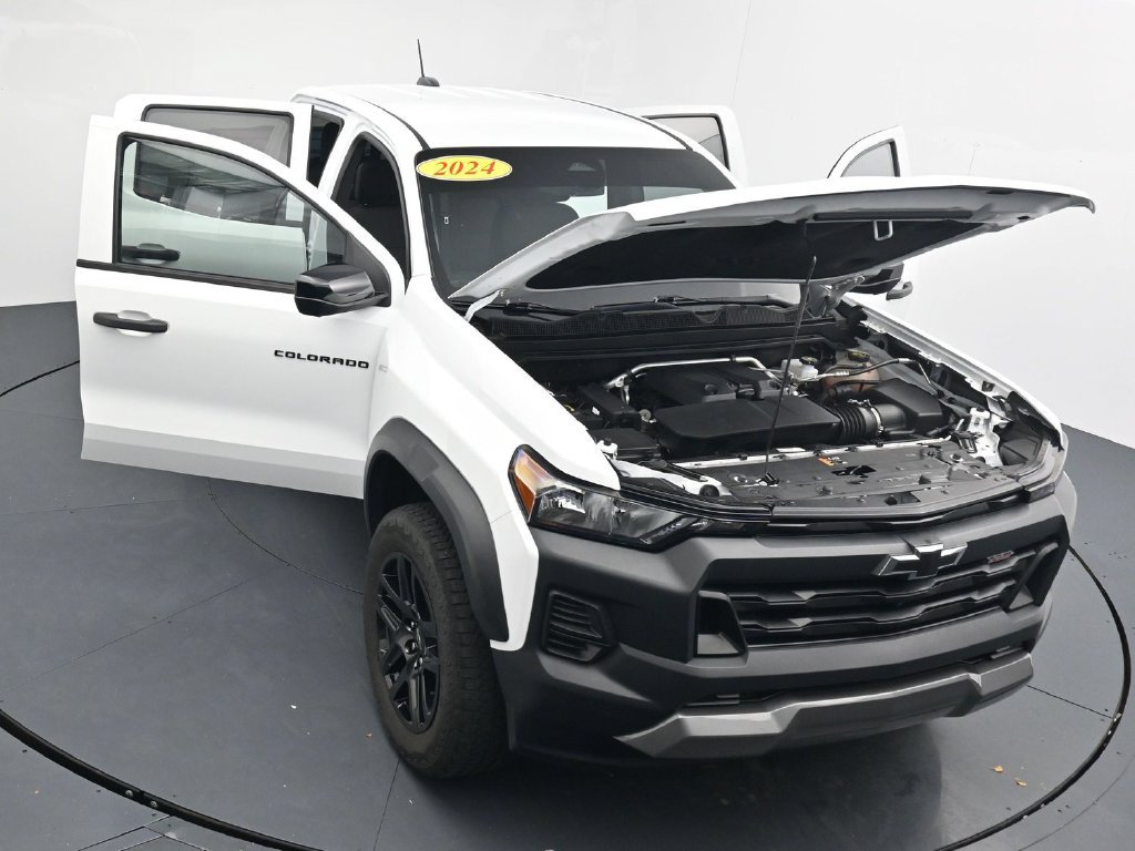 Used 2024 Chevrolet Colorado Trail Boss w/ Technology Package AWD/4WD image 39