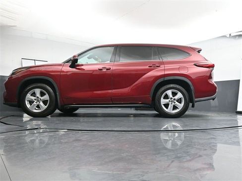 Used 2022 Toyota Highlander LE image 33