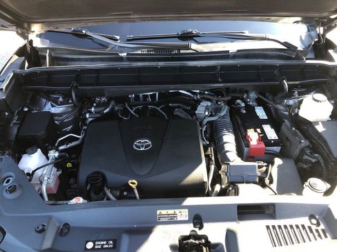 Used 2021 Toyota Highlander XLE AWD/4WD image 22