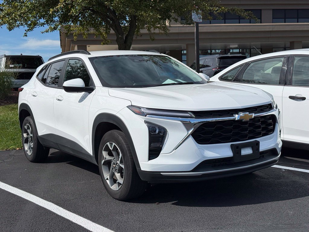 Used 2025 Chevrolet Trax LT FWD image 10