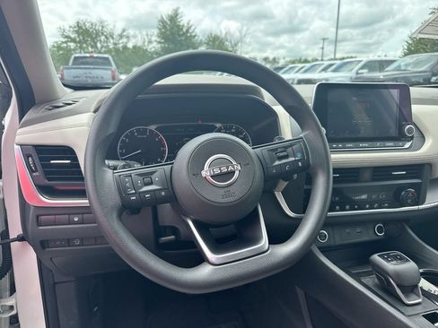 Used 2023 Nissan Rogue SV FWD image 11