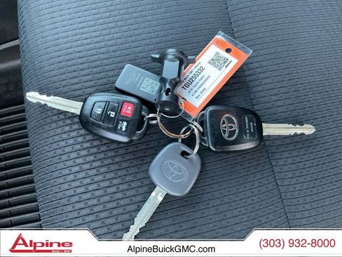 Used 2016 Toyota Camry SE image 19