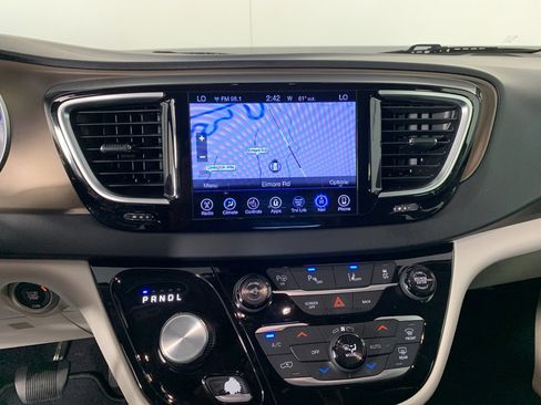 Used 2017 Chrysler Pacifica Touring-L Plus w/ Advanced Safetytec Group image 28