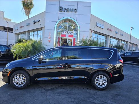 New 2026 Chrysler Pacifica Select image 4