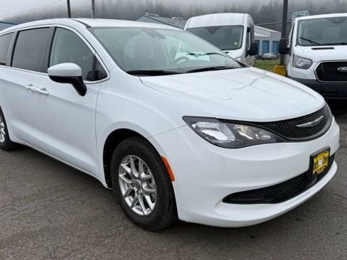 Used 2023 Chrysler Voyager LX image 3