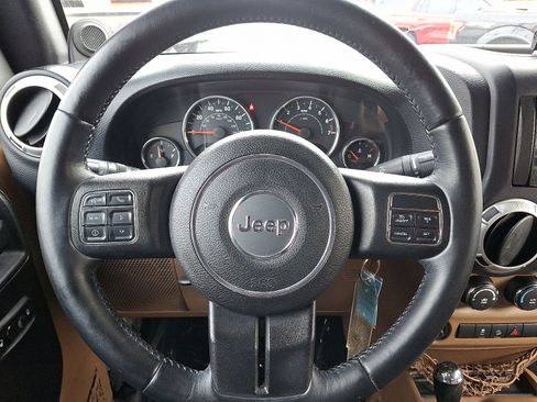 Used 2014 Jeep Wrangler Unlimited Sahara w/ Connectivity Group image 17