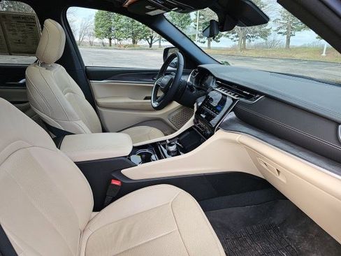 Used 2023 Jeep Grand Cherokee L Limited w/ Luxury Tech Group II image 11