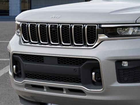 New 2025 Jeep Grand Cherokee Overland w/ Adv Protech Group III AWD/4WD image 33