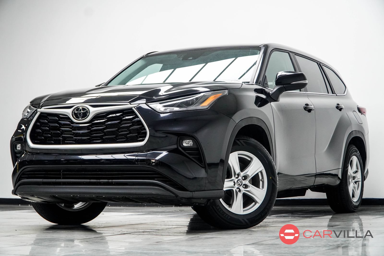 Used 2025 Toyota Highlander LE FWD image 1