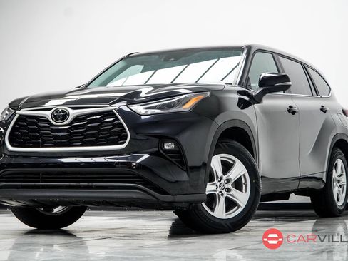 Used 2025 Toyota Highlander LE FWD image 1