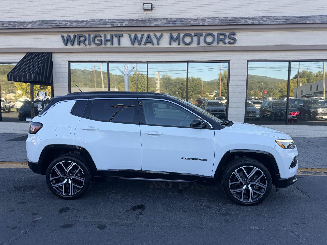 Used 2025 Jeep Compass Limited w/ Elite Group AWD/4WD image 2