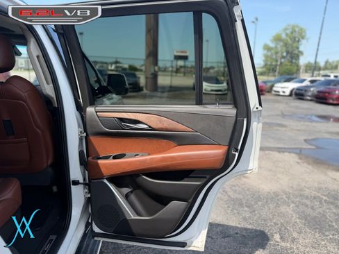 Used 2019 Cadillac Escalade Luxury AWD/4WD image 18