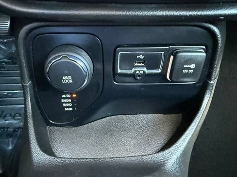 Used 2016 Jeep Renegade Latitude AWD/4WD image 25