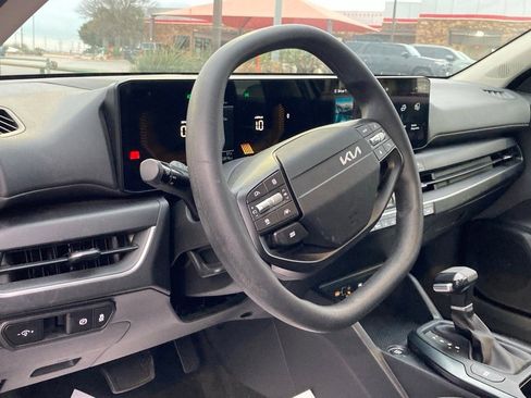Used 2025 Kia K4 LXS image 9