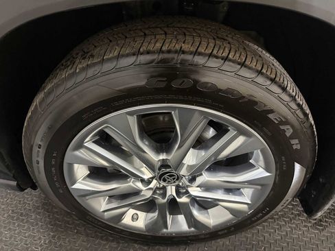 Used 2024 Toyota Highlander Limited image 8